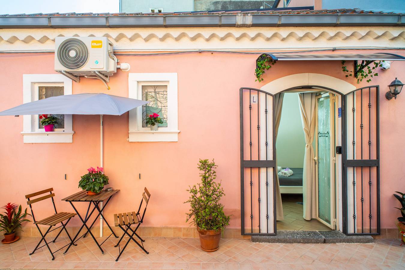 Entire apartment, Holiday Apartment "Tropical Holiday House" with Shared Terrace & Wi-Fi in Catania, Catania Province