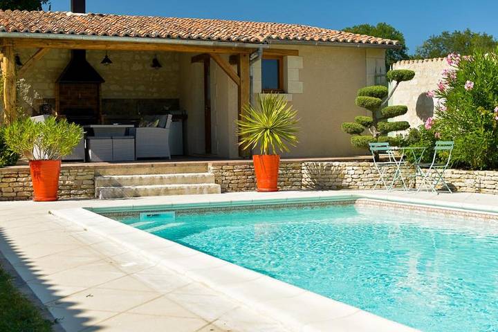 Location de vacances pour 4 personnes, avec jacuzzi ainsi que jardin et piscine à Bournand