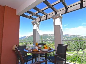 Gîte pour 4 personnes, avec piscine ainsi que terrasse et jardin dans Golf De Cap Esterel