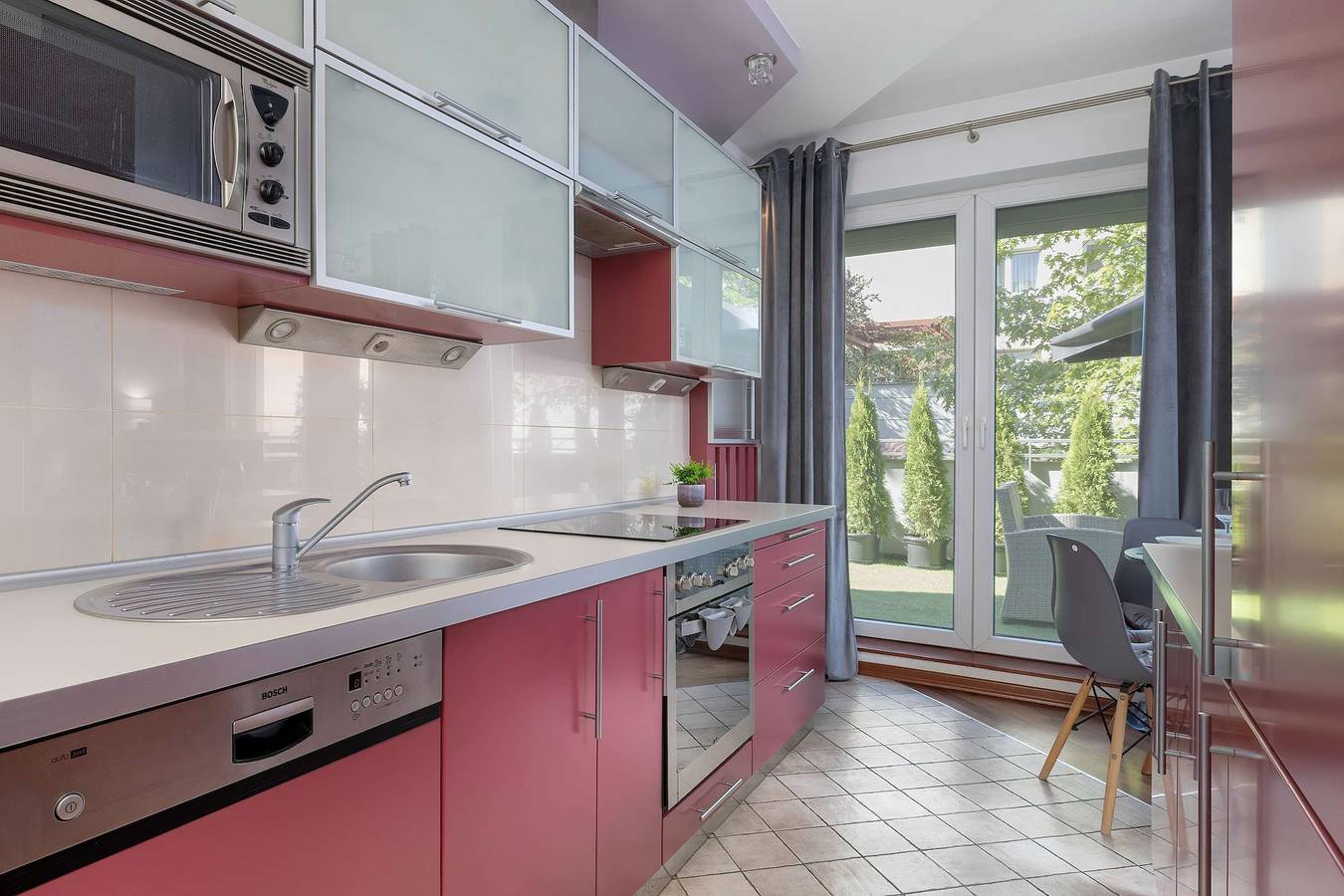 Appartamento intero, Marczyńskiego 3 Kraków | Grey and Pink Apartment with Parking, Desk, Terrace and Jacuzzi Bathtub in Cracovia, Piccola Polonia