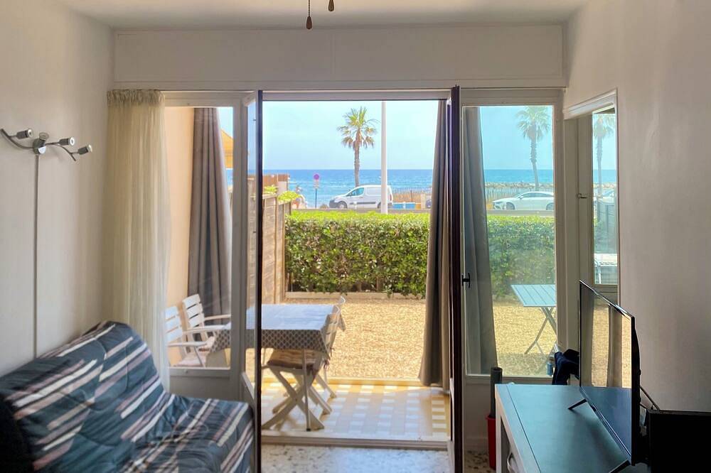 Ganze Wohnung, New! Garden level studio 50m from the beach, superb sea view! With parking in Frejus, Mittelmeerküste (Frankreich)