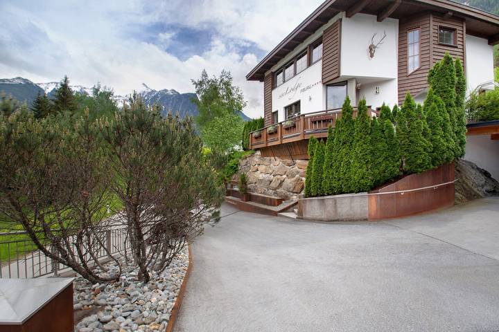 Ferienhaus für 8 Personen, mit Balkon und Whirlpool sowie Garten und Sauna in Oetz