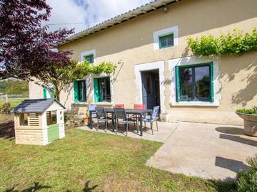 Gîte pour 6 personnes, avec terrasse et jardin à Sourzac
