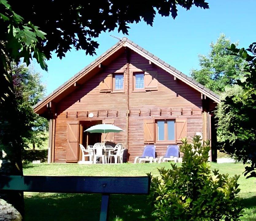 Location vacances chalet bord d'un lac in Camps-Saint-Mathurin-Léobazel, Région de Tulle