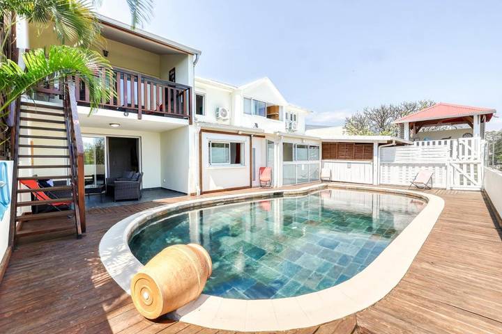Appartement de vacances pour 5 personnes, avec piscine ainsi que vue et balcon