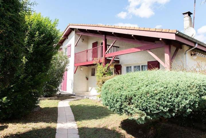 Location de vacances pour 8 personnes, avec piscine et jardin à Saint-Loubès - 2