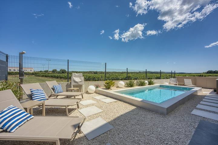 Ferienhaus für 6 Personen, mit Balkon/Terrasse und Garten sowie Pool in Funtana
