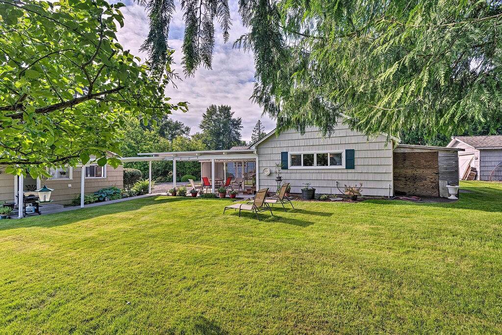 Charming Updated Retreat Walk to Lake Stevens! in Lake Stevens, Mount Baker-Snoqualmie Nationalwald