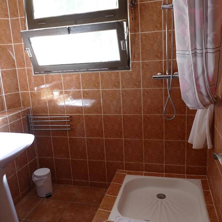 Gîte pour 2 personnes, avec terrasse et vue sur le lac ainsi que piscine et jardin à Aiguines - 2