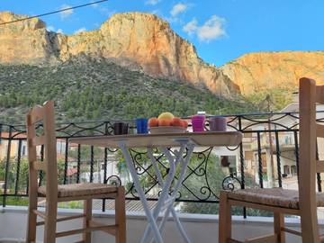 Gîte pour 5 personnes, avec vue et balcon dans Leonidion