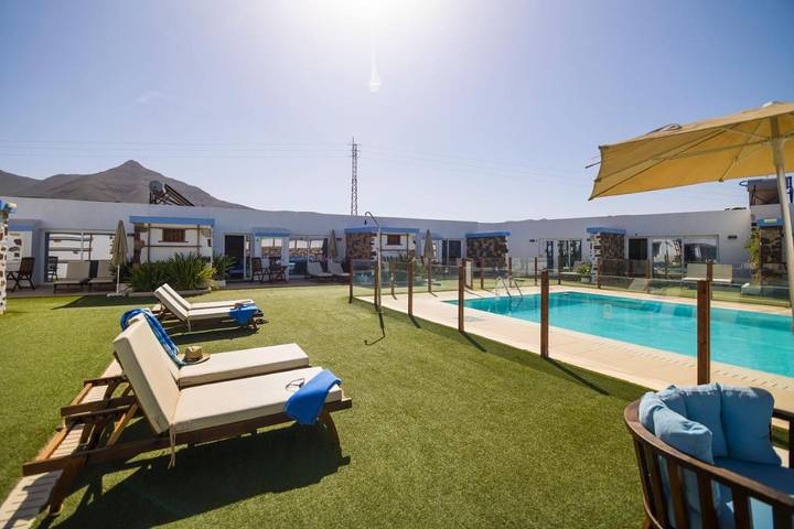 Hotel para 3 personas, con piscina además de jacuzzi y jardín en Puerto del Rosario