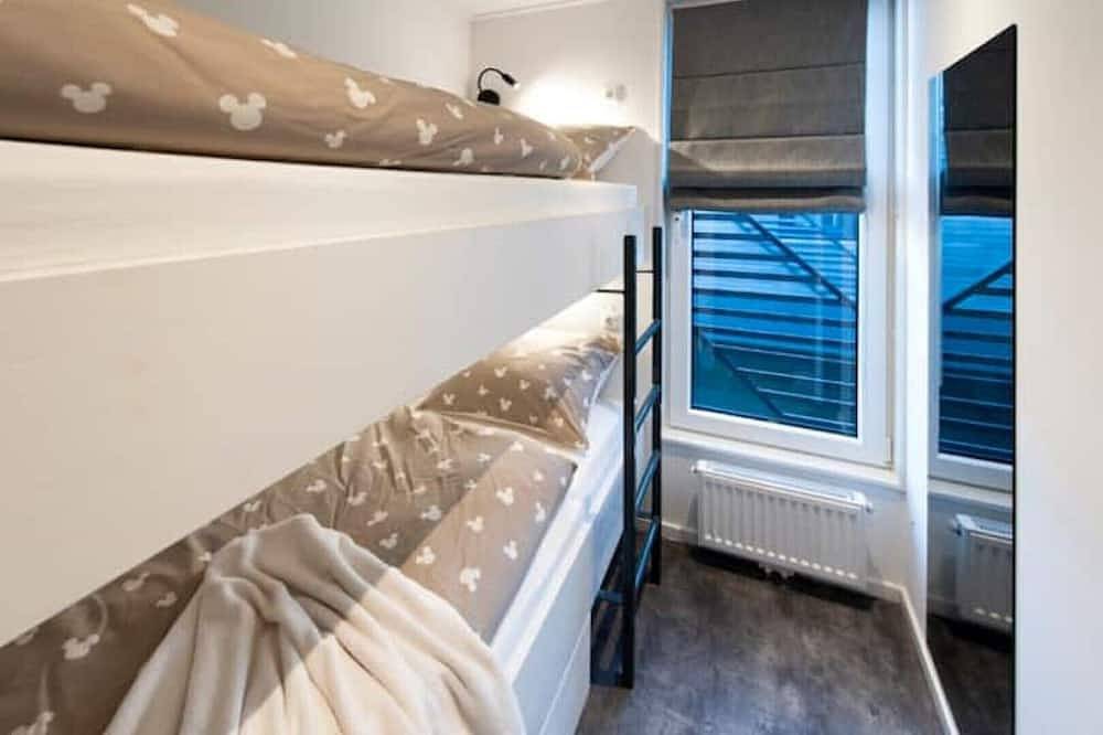 Comfortable, large, moored houseboat in Heeg, IJsselmeer