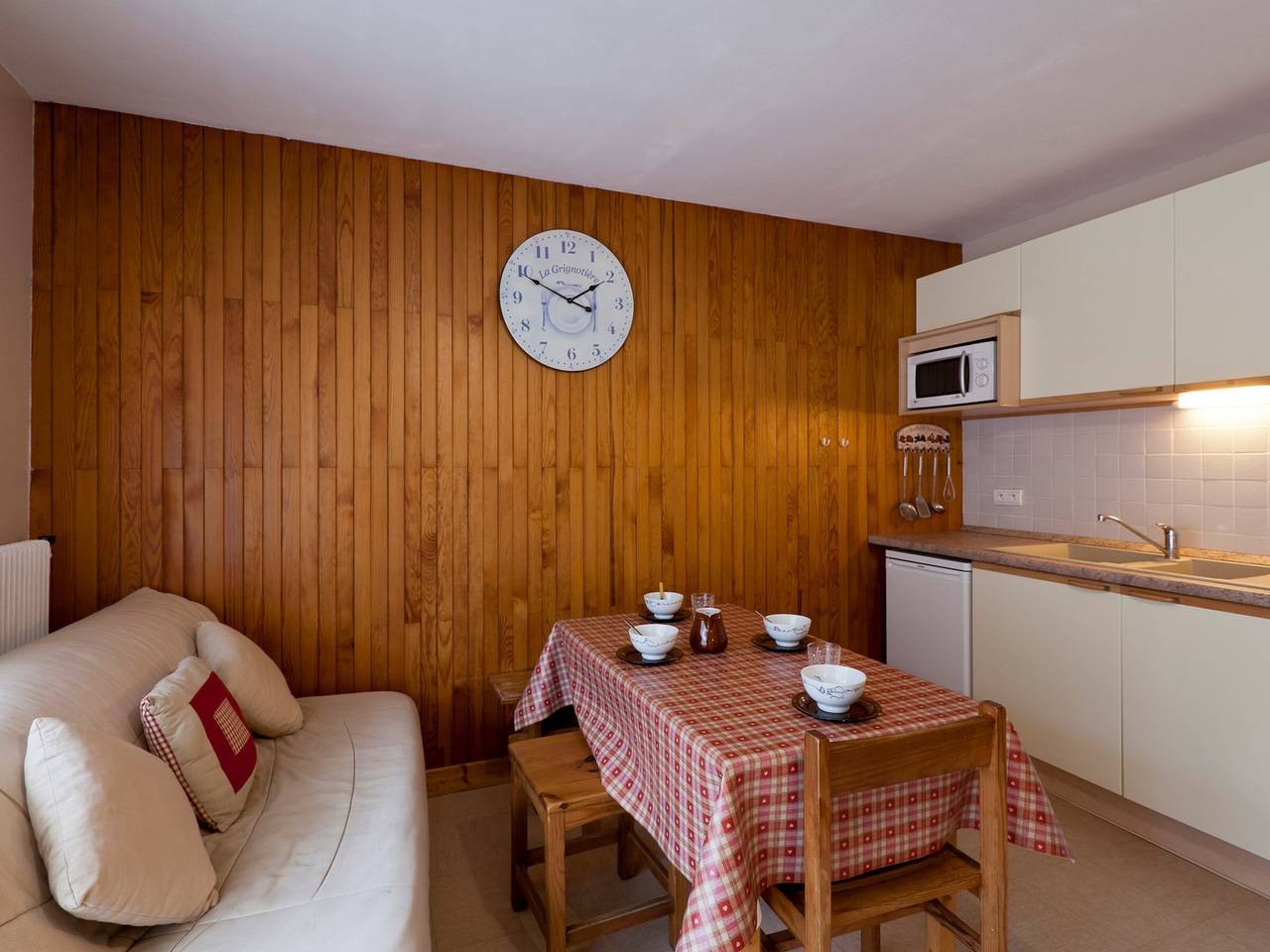 Estudio entero, Estudio para 5 personas con balcón, Wifi y aparcamiento - Centro de Brides-les-Bains in Brides-les-Bains, Les Trois Vallées