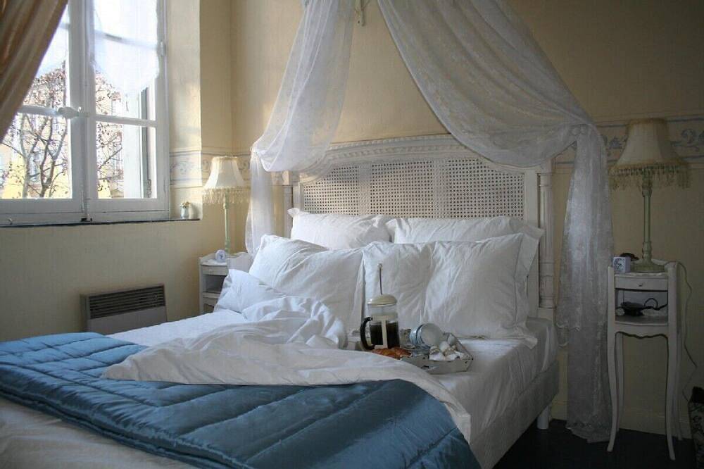 Entire apartment, Carcassonne, elegant apartment overlooking central square in Carcassonne, Carcassonne region