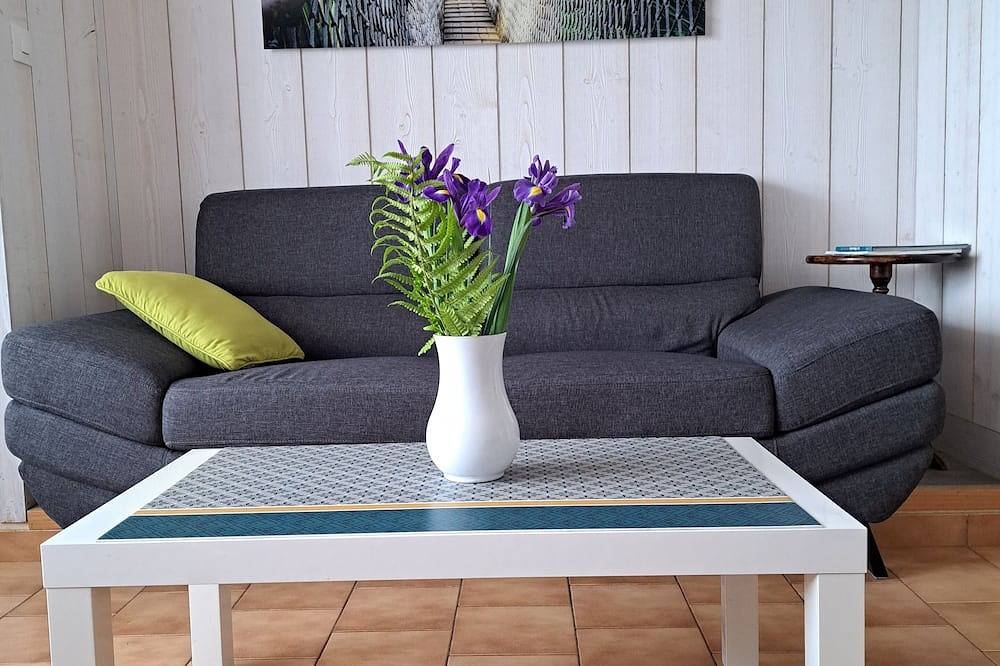 Appartement entier, Grand studio confortable à 350 m de la plage et des commerces avec cour privée in Saint-Aubin-sur-Mer (Calvados), Région de Caen