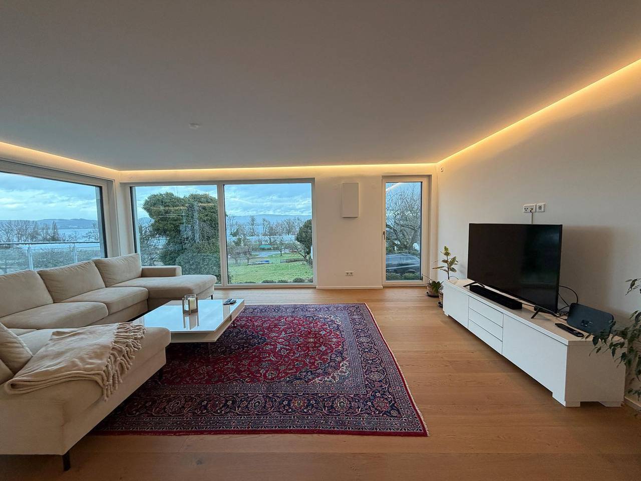 Ganze Wohnung, Luxus-Ferienwohnung Seesehnsucht Höri mit Seeblick und Whirlpoolbadewanne. in Gaienhofen, Untersee