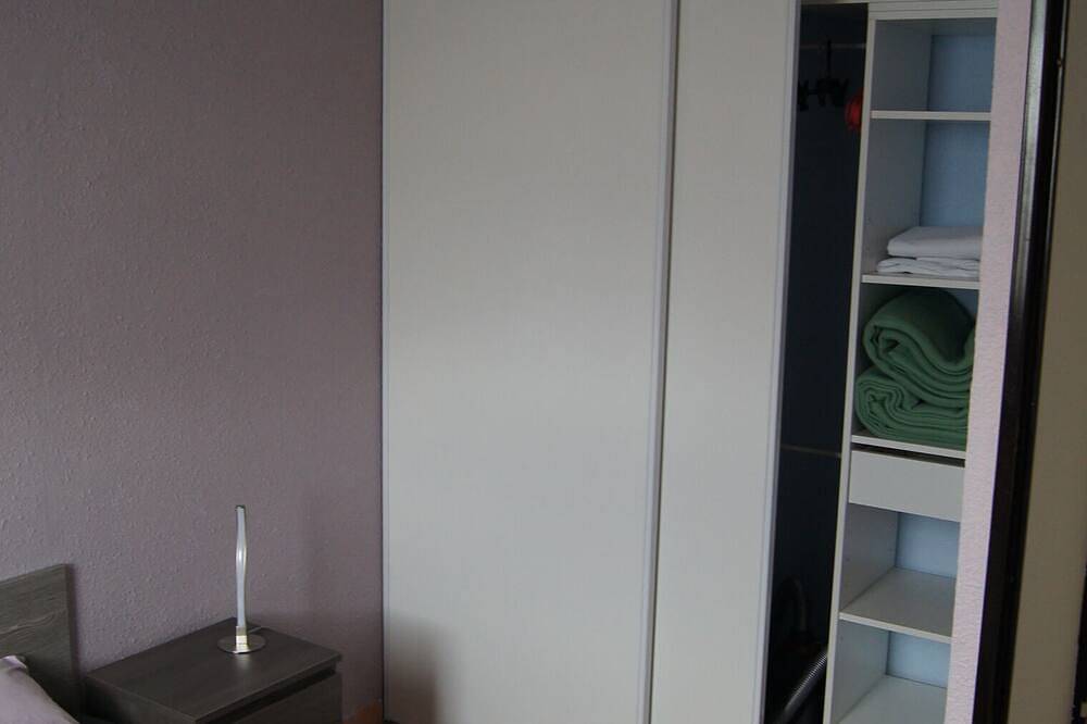 Appartement entier, Lara 3 - T2 Loggia Piscine - 2 lits doubles - Parking privatif in Cap d'Agde, Agde