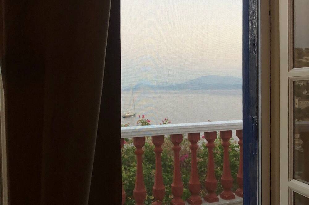 Villa Hydra Estrella is Offers views of the port and town in Hydra