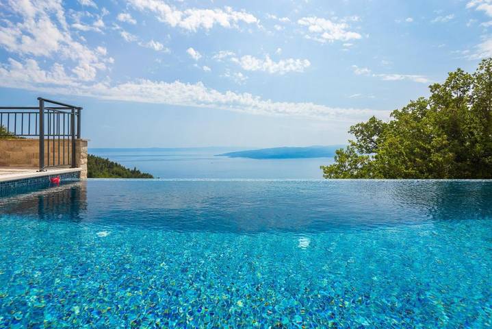 Villa pour 8 personnes, avec Balcon et Terrasse ainsi que Jardin et Piscine à Promajna
