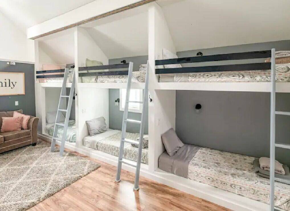 Vacation Apartment for 16 Guests in Tannersville, Pocono Mountains