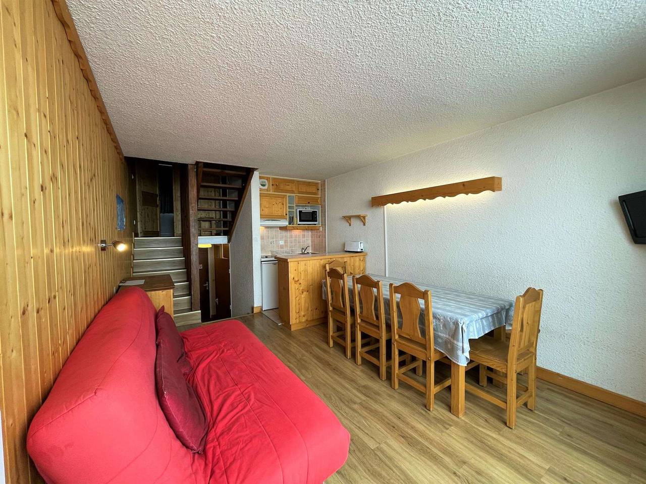 Entire apartment, Ski-In/Ski-Out 8-Person Triplex w/ Balcony & Stunning Views in Les Menuires in Les Menuires, Saint-Martin-de-Belleville