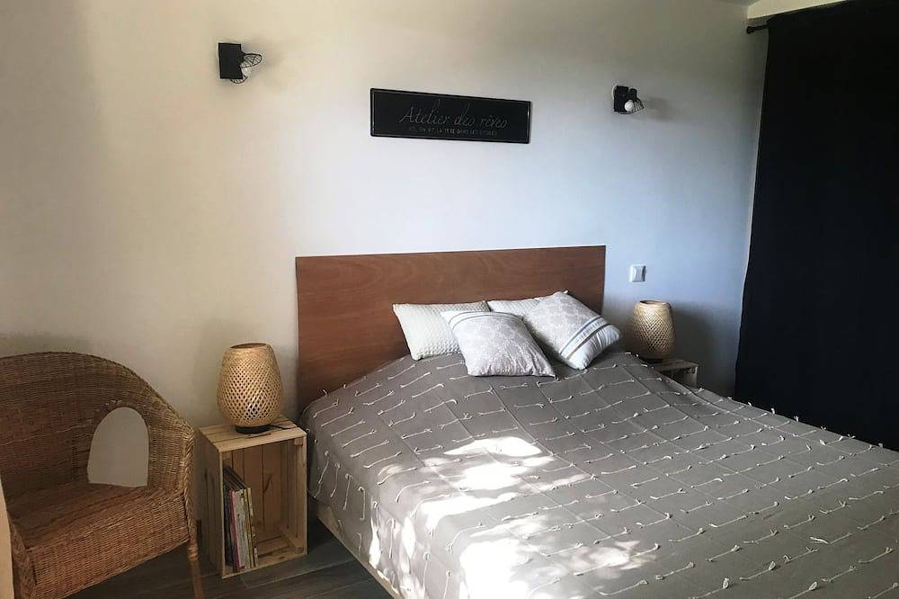 Escattou : with swimming pool, private garden in a quiet area in Saint-Etienne d'Escattes, Souvignargues