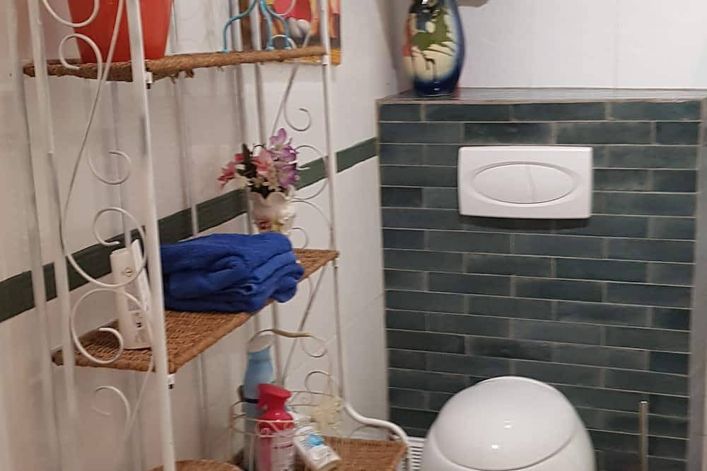 Entire apartment, Small Patio in Downtown in Nîmes, Nimes region