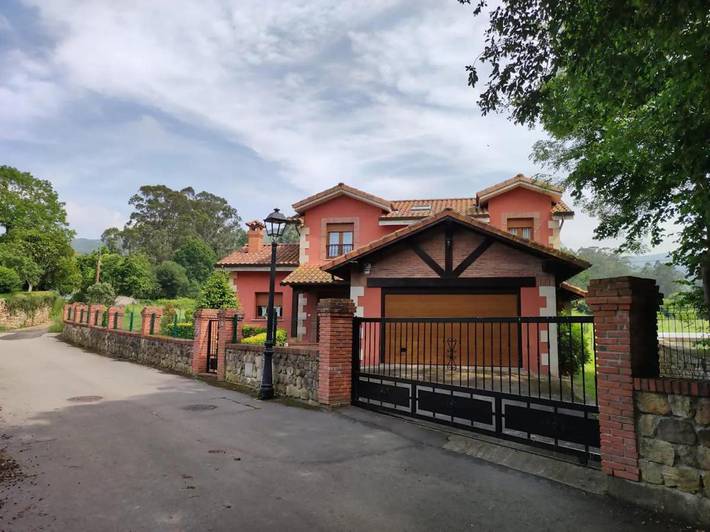 Casa rural para 10 personas, con Balcón y Terraza además de Jardín y Piscina en Valle de Cabuérniga