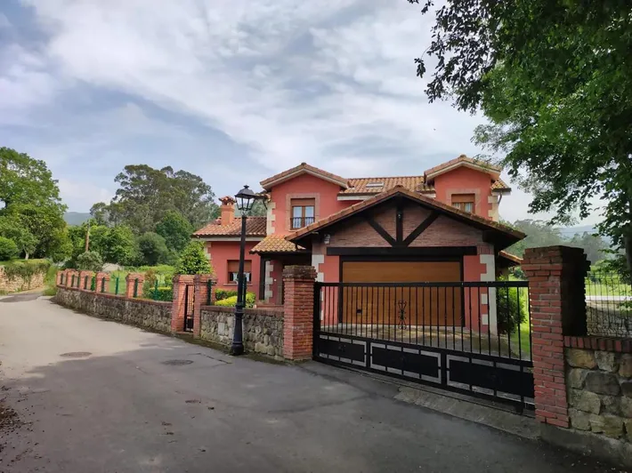 Casa rural para 10 personas, con balcón además de jardín y piscina - 1