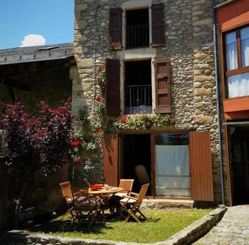 Gîte pour 8 personnes, avec jardin à UR