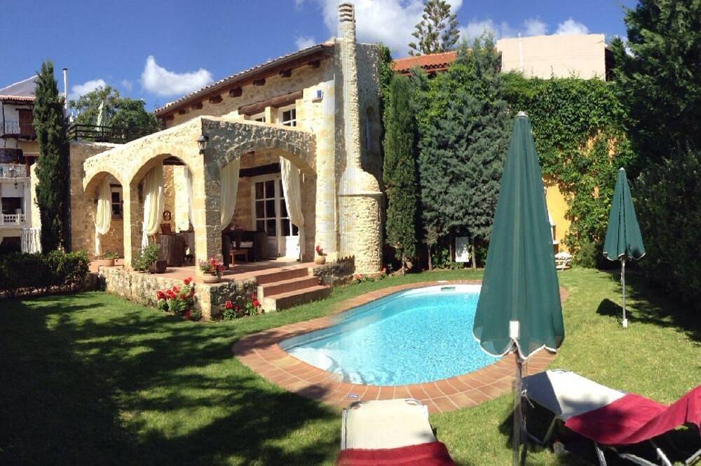 Villa Melody de Rock House (2 habitaciones, capacidad para 4) con jardín privado y piscina. in Platanias, Region de Chania
