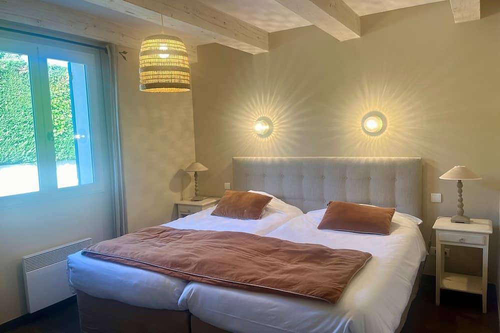 Forcalquier, Villa with private pool in luxury hotel residence. in Forcalquier, Regionaler Naturpark Luberon