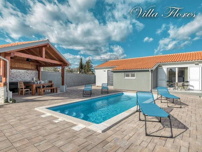 Villa pour 4 personnes, avec Jardin et Piscine à Kavran