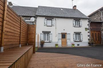 Gîte pour 5 personnes, avec terrasse à Olby
