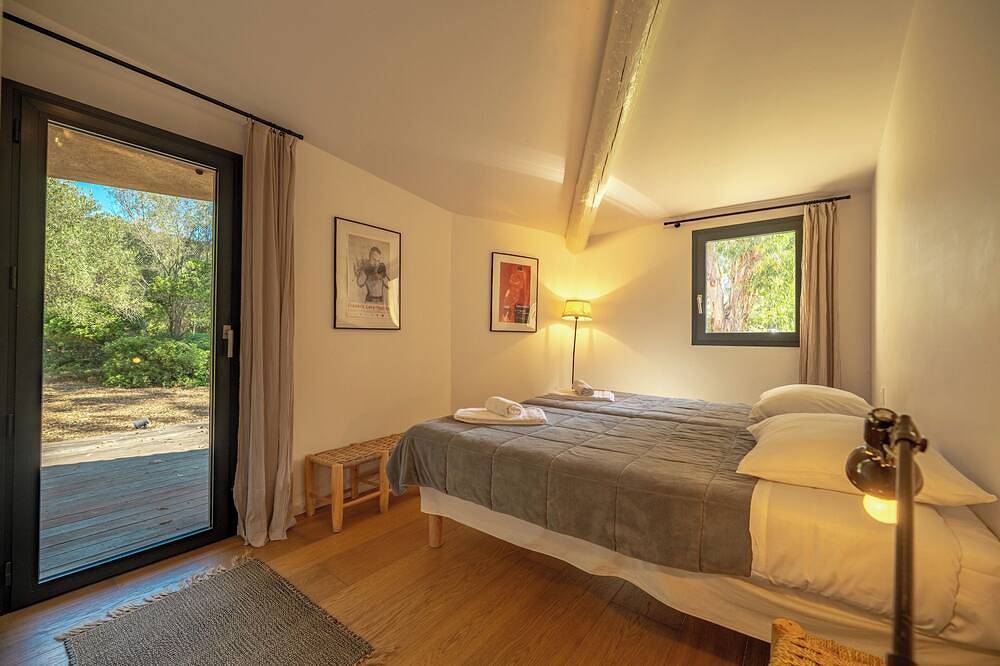 Villa les pieds dans l'eau, belle plage de Palombaggia au bout du jardin (150m) in Palombaggia, Porto-Vecchio