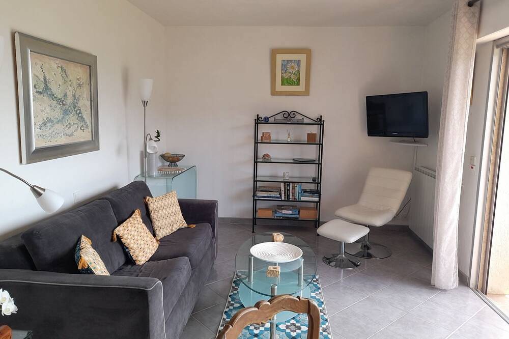 Entire apartment, A 36 sq. m self contained apartment with a magnificent view to the Mediterranean in Cabris, Cannes region