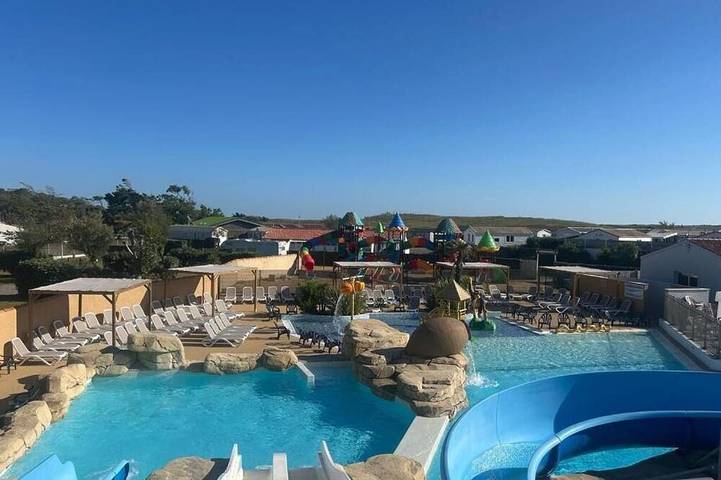 Camping pour 6 personnes, avec terrasse ainsi que piscine et jacuzzi à Saint-Hilaire-de-Riez