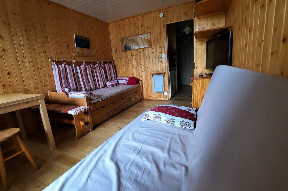 Entire apartment, Economic studio for 2 with south-facing balcony, Les Menuires in Les Menuires, Saint-Martin-de-Belleville