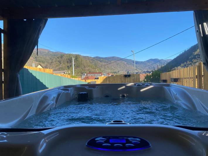 Maison de vacances pour 6 personnes, avec bassin pour enfant et jacuzzi ainsi que piscine et jardin, adapté aux familles