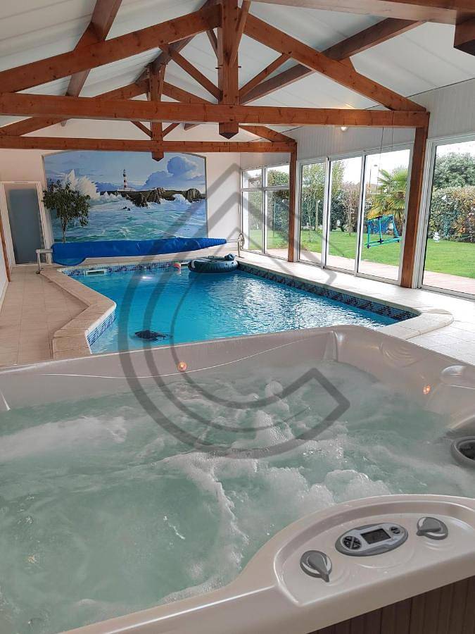 Villa pour 10 personnes, avec jacuzzi ainsi que piscine et terrasse