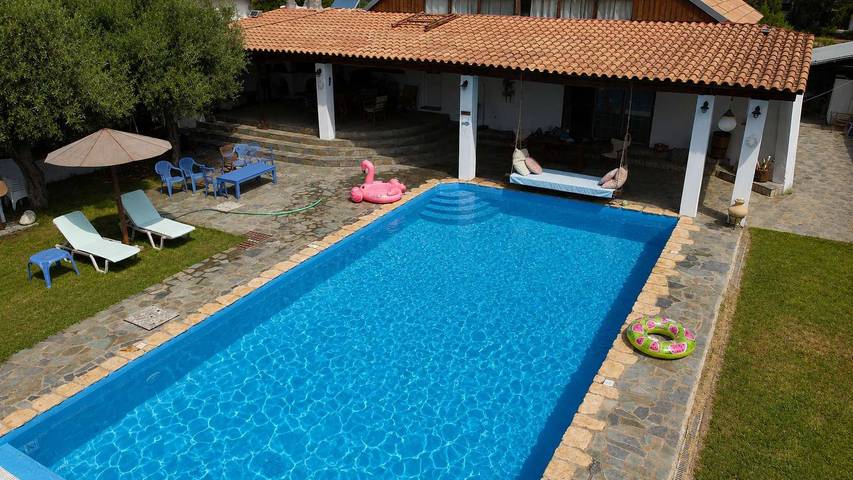 Beach Livadostra Stonetower - Private Pool Retreat in Δημοτική Ενότητα Πλαταιών, Böotien