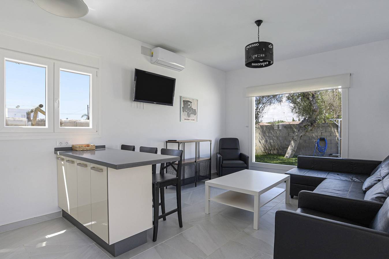 Ferienhaus "Rocamar" mit Bergblick, Pool, Wlan, A/C, Terrasse & Garten in Playa del Faro de Trafalgar, Barbate