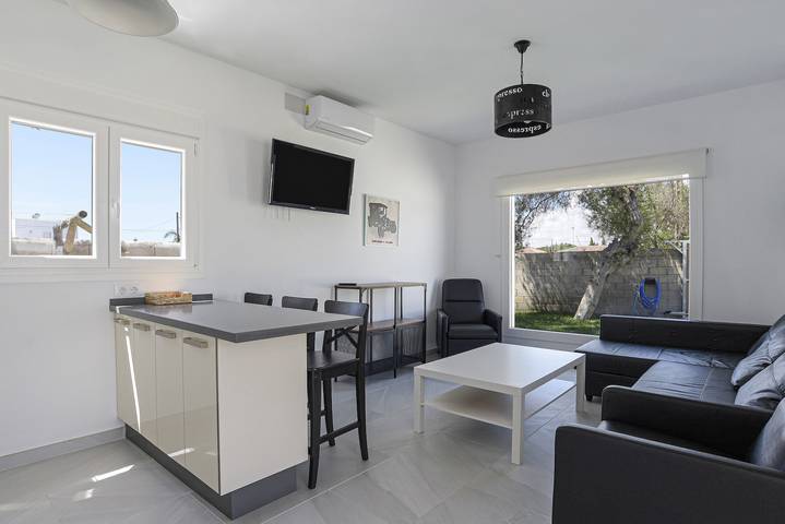 Ferienhaus "Rocamar" mit Bergblick, Pool, Wlan, A/C, Terrasse & Garten in Playa del Faro de Trafalgar, Barbate