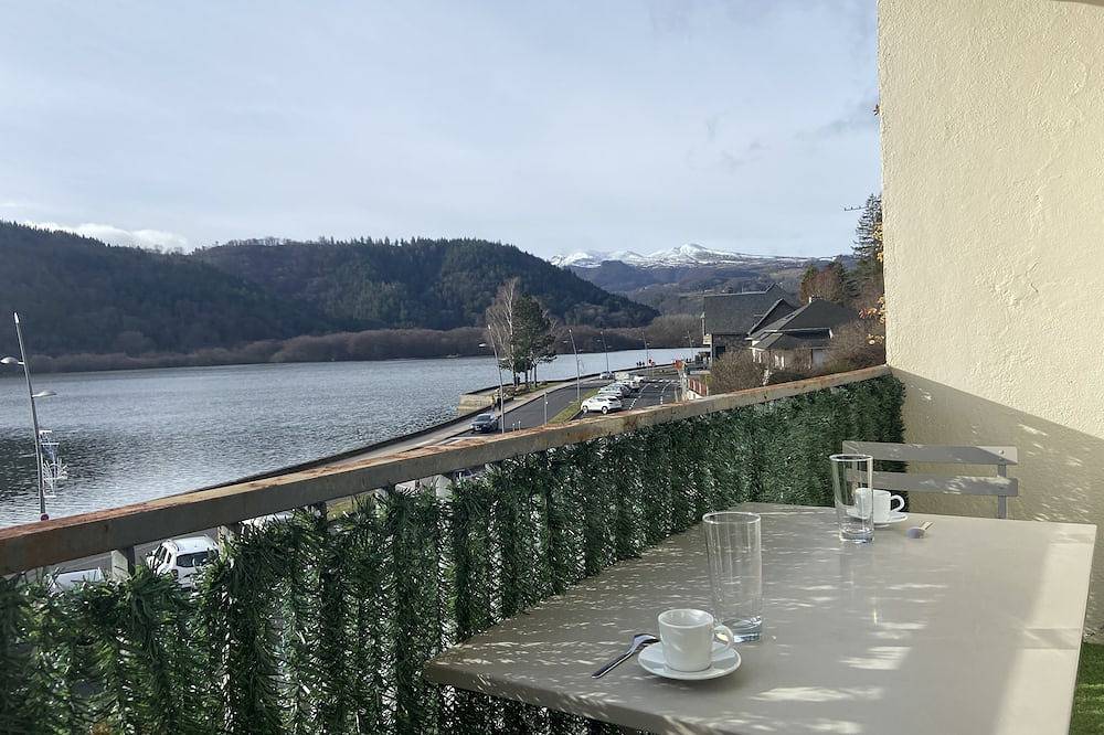 Entire apartment, Charmant T2 Avec Balcon Donnant vue sur le lac Chambon et le Massif du Sancy in Chambon-sur-Lac, Volcans d'Auvergne Regional Nature Park