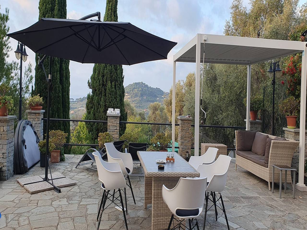 Villa costiera italiana con 3 appartamenti in San Lorenzo al Mare, Riviera di Ponente