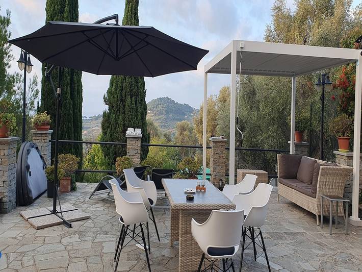 Villa costiera italiana con 3 appartamenti in San Lorenzo al Mare, Riviera di Ponente