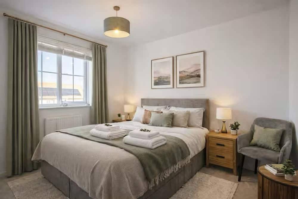 4 Bed House | Sleeps up to 8 | Parking & Garage | Contractor & Corporate Stays in Wakefield, Westliches Yorkshire