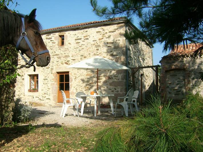 Gîte pour 8 personnes, avec jardin ainsi que piscine et terrasse