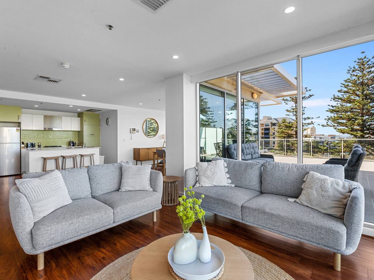 Entire apartment, Stylish 2-Bed with Terrace, 3-min Walk to Beach in Adelaide, South Australia