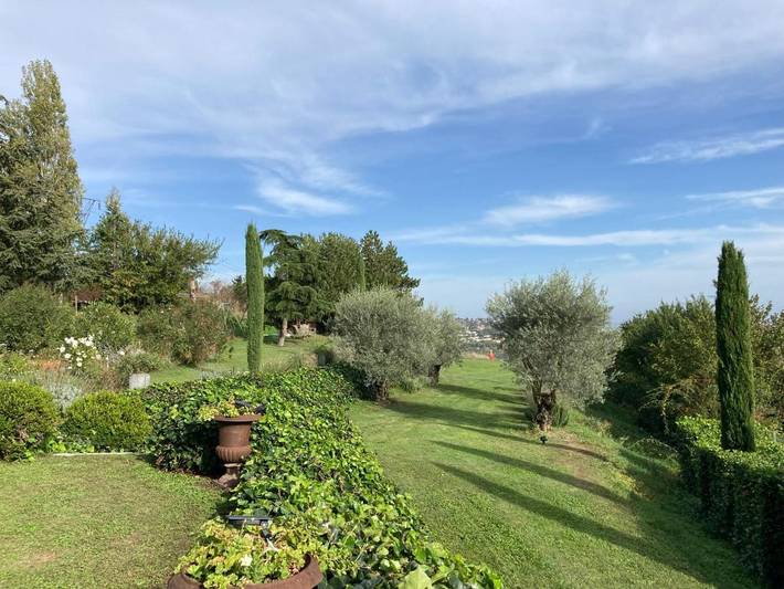Location de vacances pour 11 personnes, avec terrasse et jardin ainsi que piscine et vue, adapté aux familles à Chaponost - 3